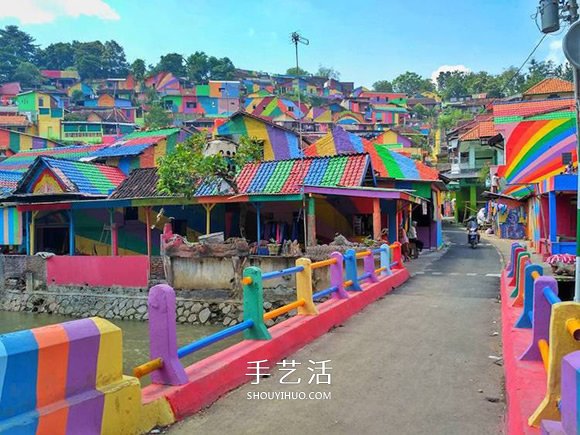 老旧小镇别急着拆 印尼“彩虹村”成新兴景点