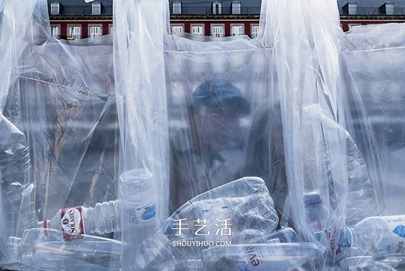 15000塑料瓶围成迷宫 展现每日惊人的废物丢弃