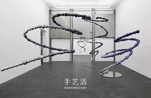 一万块砖的暗潮汹涌！用玻璃堆迭的装置艺术