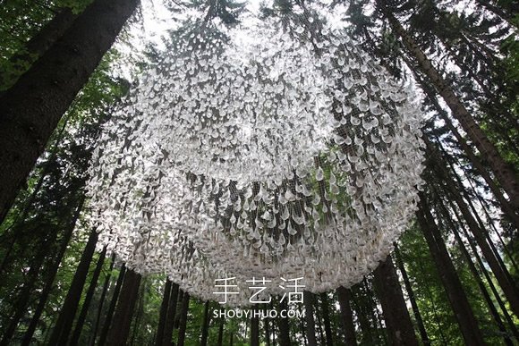 5000塑胶水滴DIY宛如绝美水晶吊灯的装置艺术