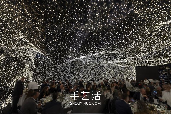 被25万盏LED灯包围的餐厅 提供非凡用餐体验