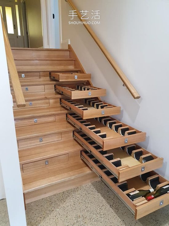 他将楼梯改造成可存放156瓶红酒的“酒窖”