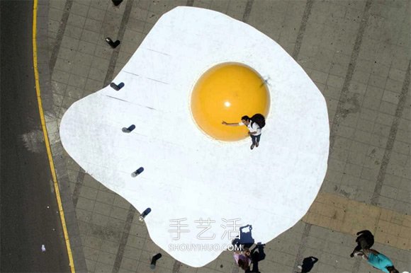 巨大的荷包蛋！3米宽1。5米高的鸡蛋装置艺术