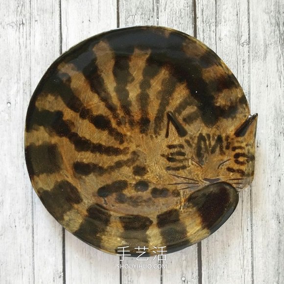 受到猫咪睡眠姿势的启发，手工创意陶瓷猫碟