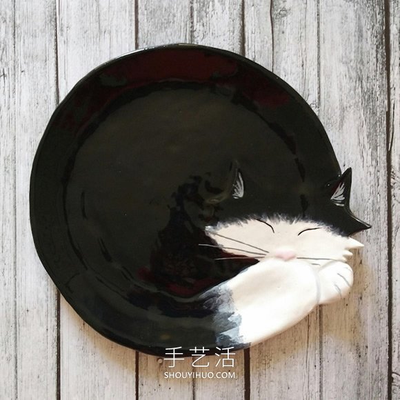 受到猫咪睡眠姿势的启发，手工创意陶瓷猫碟