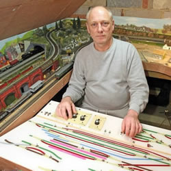 61岁火车迷的手工制作藏品