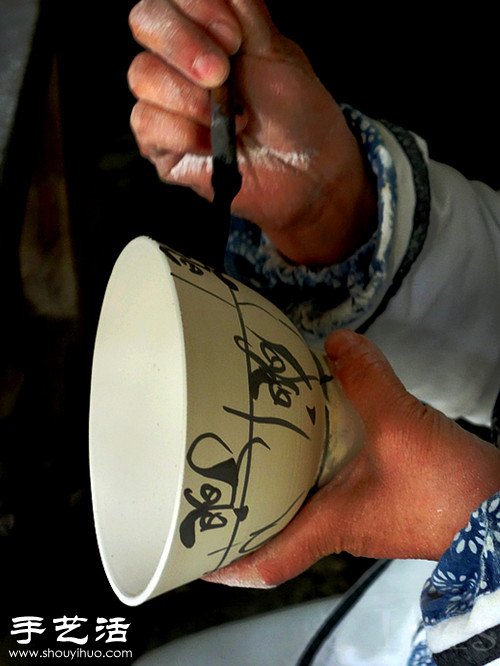 景德镇，一只青花瓷碗的古法制作过程