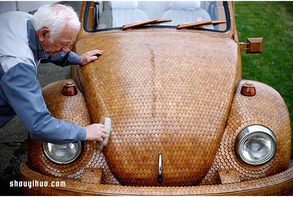 70岁老爷爷用上万橡木片打造梦想甲壳虫