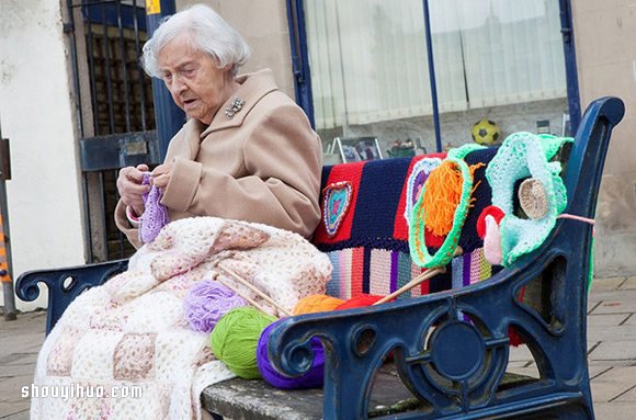 104岁老奶奶以针织涂鸦 让小镇变得很有温情