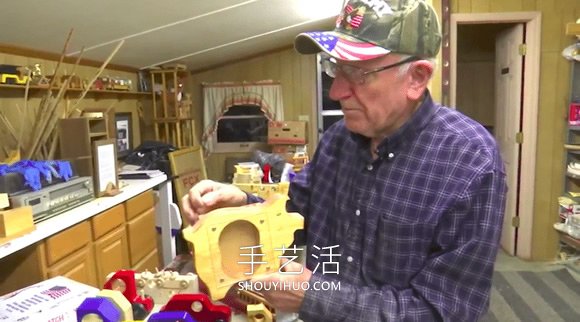 80岁木工每年为需要帮助的儿童制作木制玩具