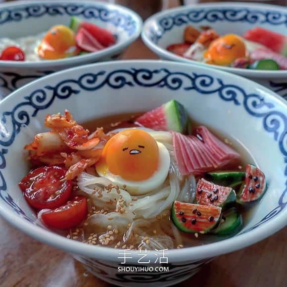 日本妈妈将煎鸡蛋做成可爱的饭菜便当