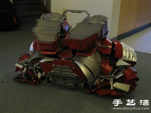 钢铁侠迷DIY可折叠成手提箱的逼真盔甲
