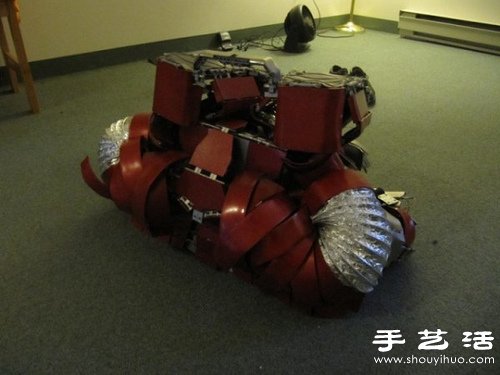 钢铁侠迷DIY可折叠成手提箱的逼真盔甲