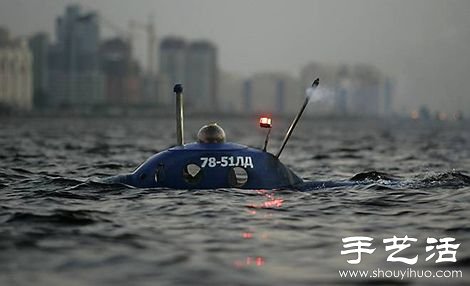 俄罗斯大叔DIY的迷你潜水艇