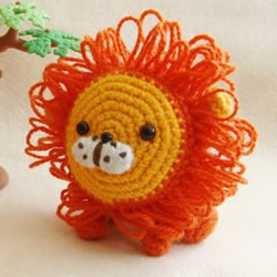 毛线制作的可爱小狮子玩偶