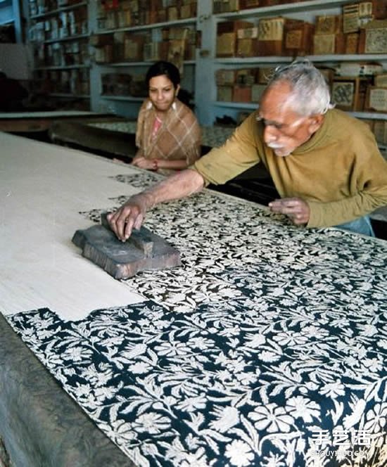 印度传统手工雕版印花 仅靠肉眼完成精美图案