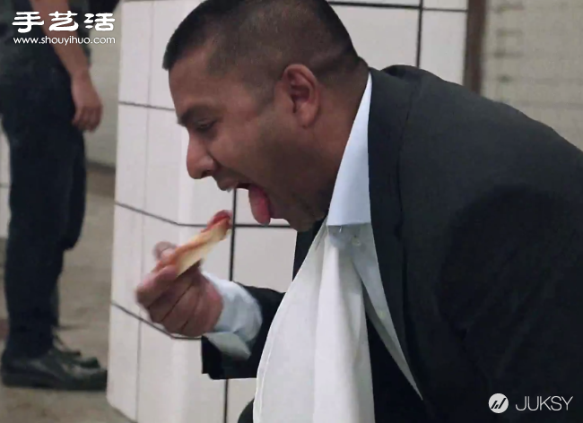 太饿？国外一男子直接吃地铁站地上的食物