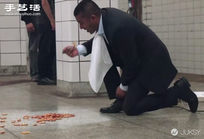 太饿？国外一男子直接吃地铁站地上的食物