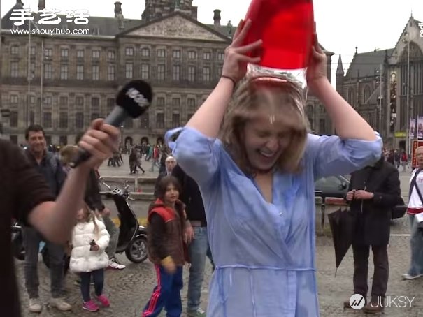 荷兰正妹筹学费，裸奔+冰桶挑战一次来！