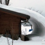 下雪奇观，仿佛雪从屋顶上掉了下来~