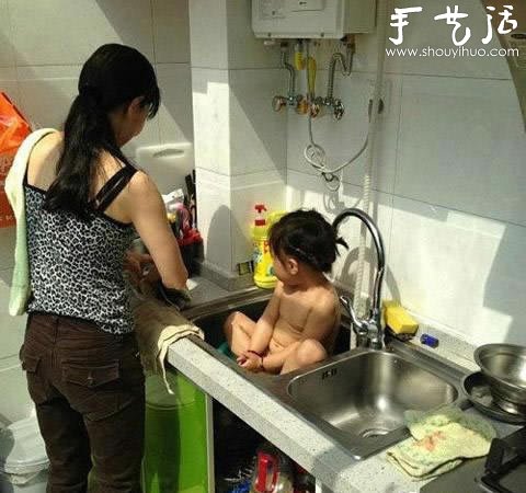 熊媳妇把宝贝女儿放洗菜池洗澡