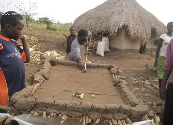 泥巴DIY的台球桌 非洲人民智慧多啊！