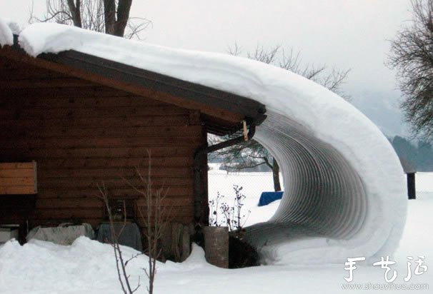 下雪奇观，仿佛雪从屋顶上掉了下来~