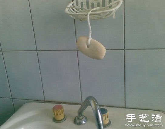 肥皂很难拿起，可以试试给它穿根绳子！