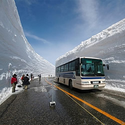 高达20米的雪墙 日本雪壁奇景震撼你的感官