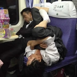 火车上这么睡太遭人恨了。。。