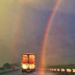 行驶在彩虹的起点，好炫酷！