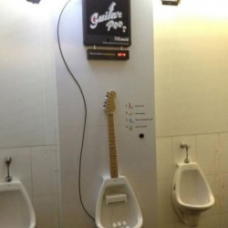 这应该是音乐学院的厕所吧？