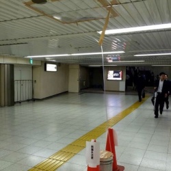 日本人处理地铁天花板漏水的方式 认真啊！