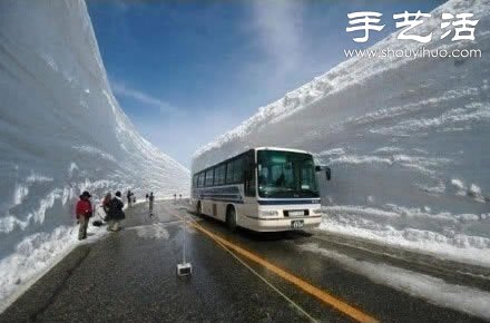 超震撼：俄罗斯20米深的雪路