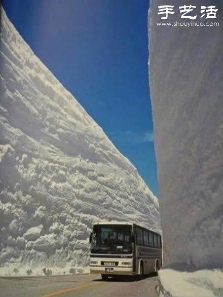 超震撼：俄罗斯20米深的雪路