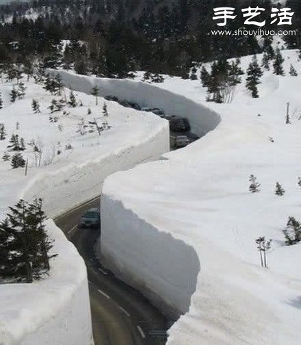 超震撼：俄罗斯20米深的雪路