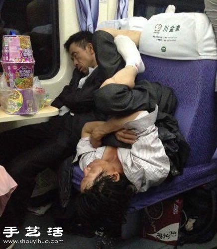 火车上这么睡太遭人恨了。。。