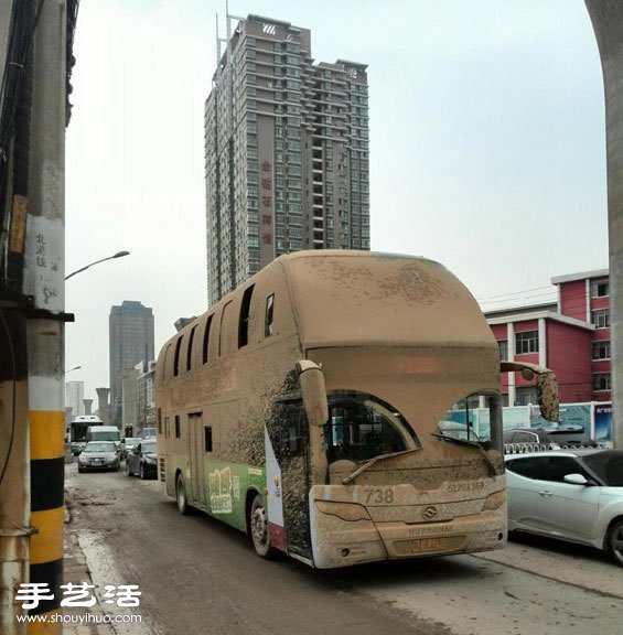 通过一辆公交车让你知道武汉的工地有多少！