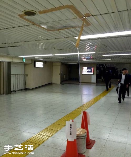 日本人处理地铁天花板漏水的方式 认真啊！