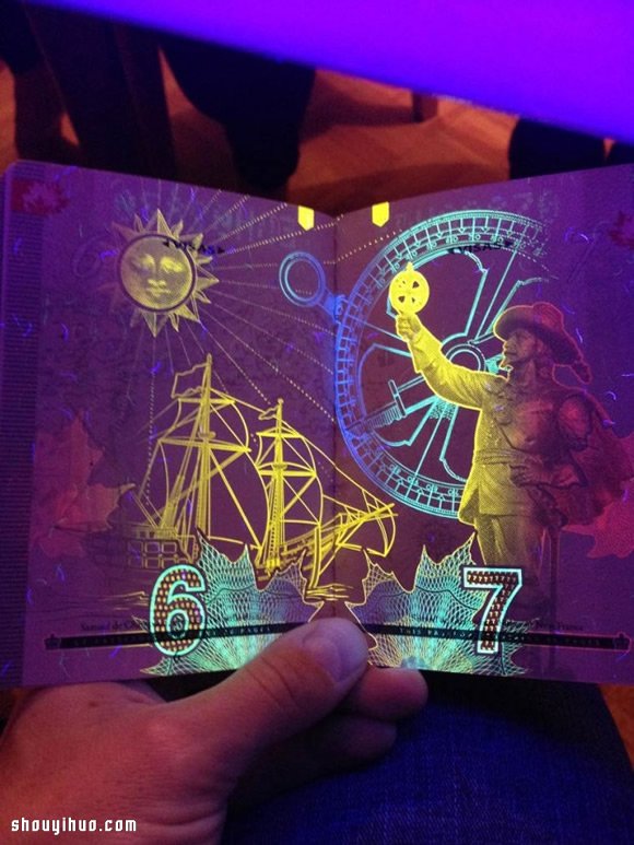 加拿大护照被紫外线灯照射后的超华丽画面