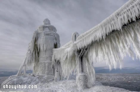 暴风雪寒潮下密歇根湖边上的壮观灯塔景象