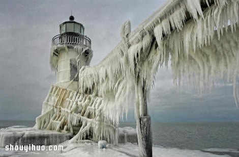 暴风雪寒潮下密歇根湖边上的壮观灯塔景象