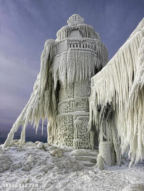 暴风雪寒潮下密歇根湖边上的壮观灯塔景象