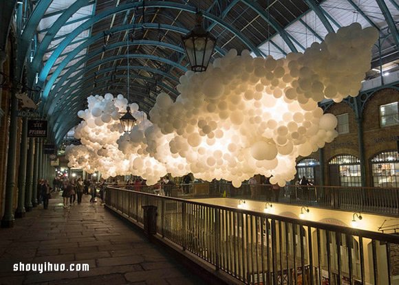好美！十万颗气球织成白云挂伦敦19世纪市场