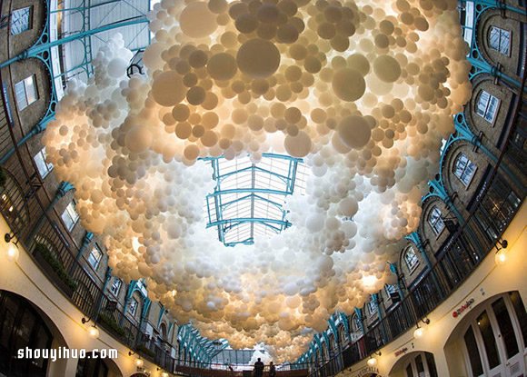 好美！十万颗气球织成白云挂伦敦19世纪市场
