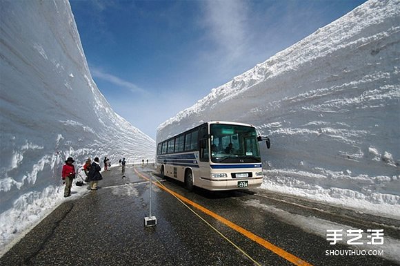 高达20米的雪墙 日本雪壁奇景震撼你的感官