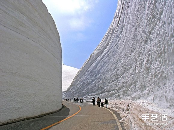 高达20米的雪墙 日本雪壁奇景震撼你的感官