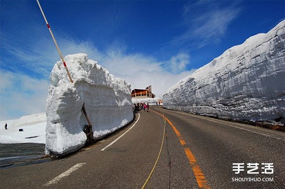 高达20米的雪墙 日本雪壁奇景震撼你的感官