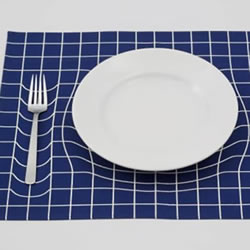 神奇3D错觉餐垫设计 让你的餐桌凹下去！