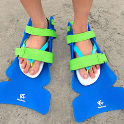 夏天玩水必备！不需一再穿脱的拖鞋用蛙鞋